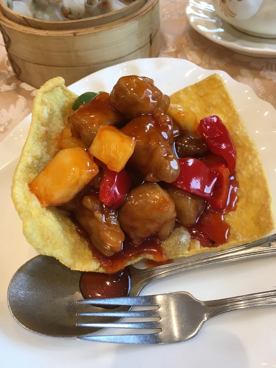 Deep Fried Wontons with Sweet Sour Sauce 锦卤云吞